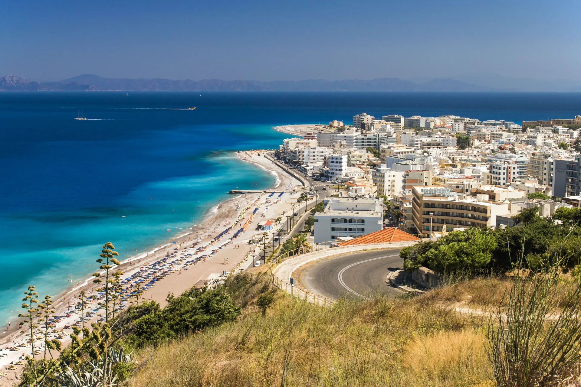 Luchtfoto van Rhodos-stad met het lange stadsstrand en de blauwe zee
