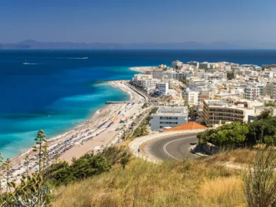 Luchtfoto van Rhodos-stad met het stadsstrand en helderblauw zeewater