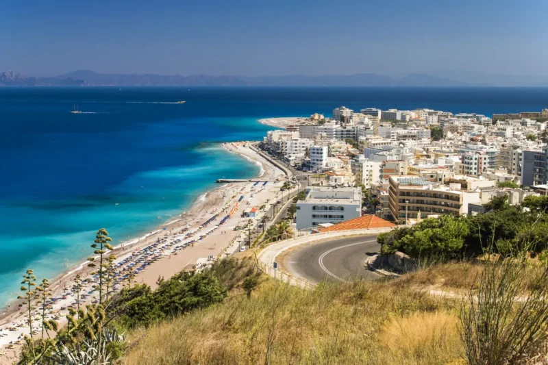 Luchtfoto van Rhodos-stad met het stadsstrand en helderblauw zeewater