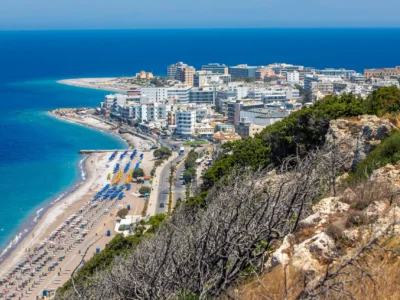 Luchtfoto van de westkust bij Rhodos-stad met hotels langs het strand