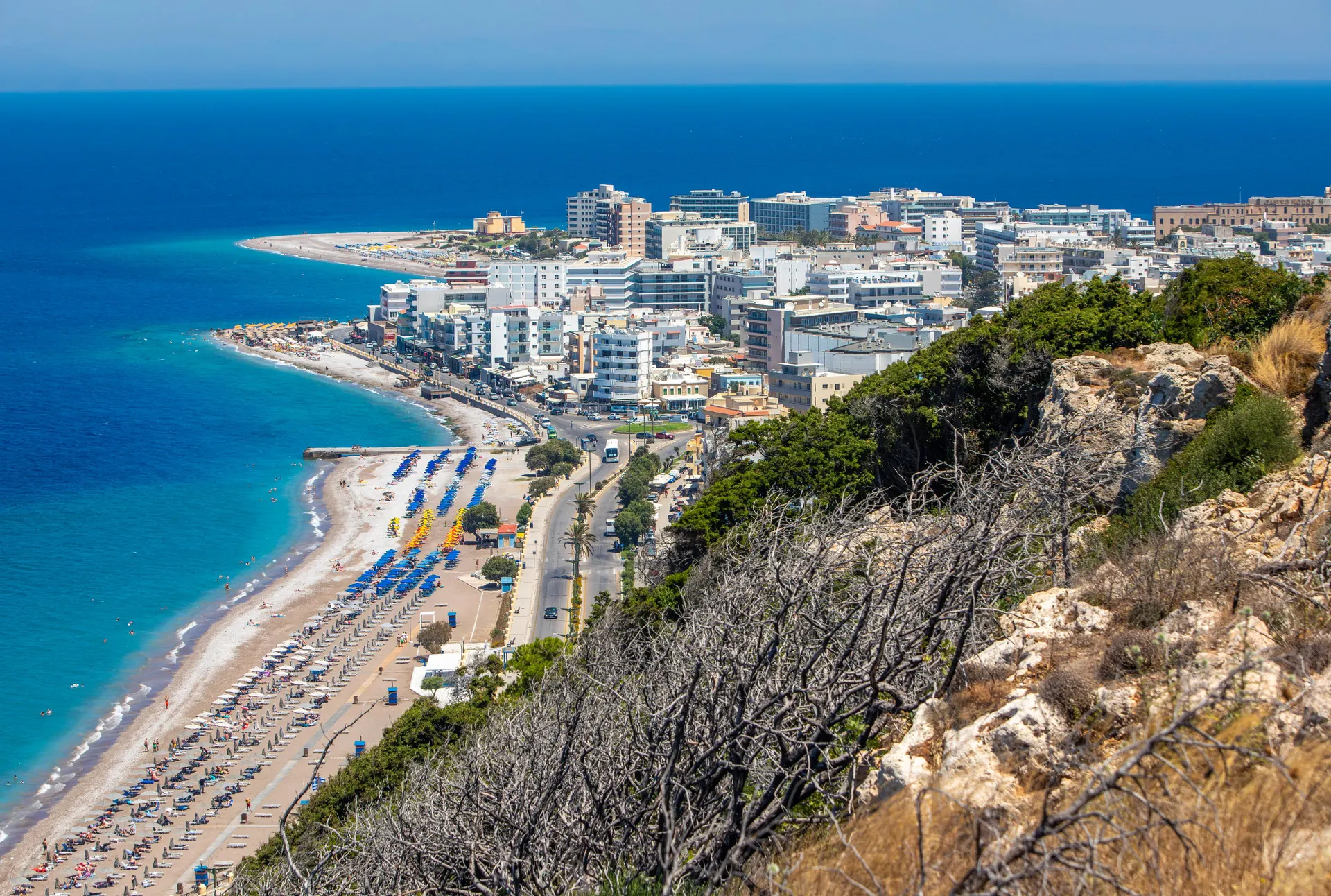Luchtfoto van de westkust bij Rhodos-stad met hotels langs het strand