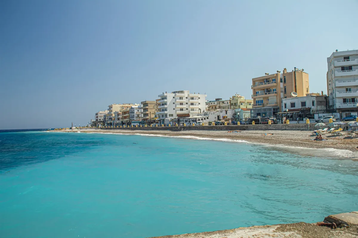 Strand en hotels aan de kust van Rhodos-stad onder een strakblauwe lucht
