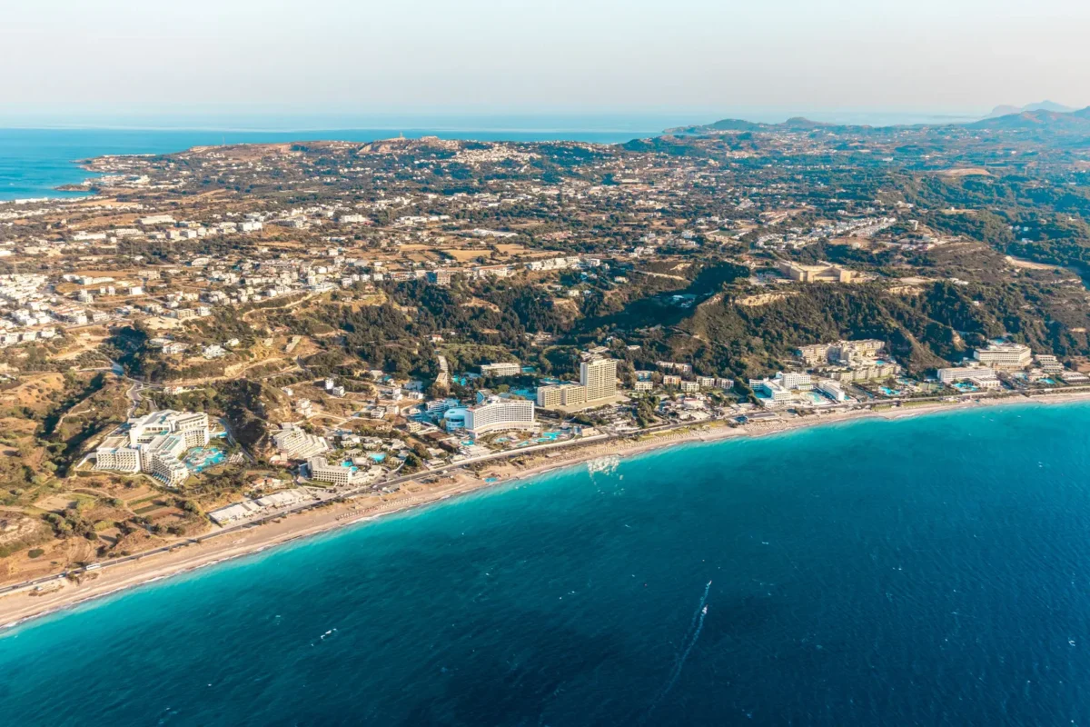 Luchtfoto van de kust van Ixia op Rhodos met hotels langs het strand