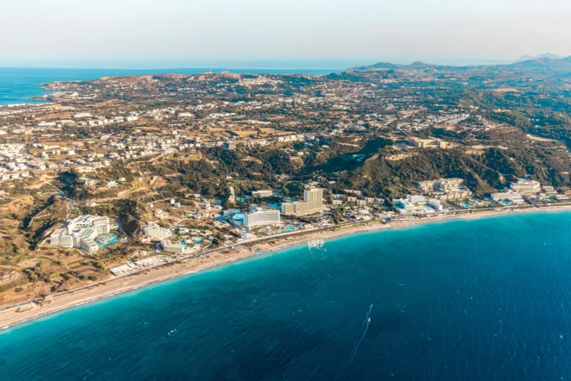 Luchtfoto van de kust van Ixia op Rhodos met hotels langs het strand