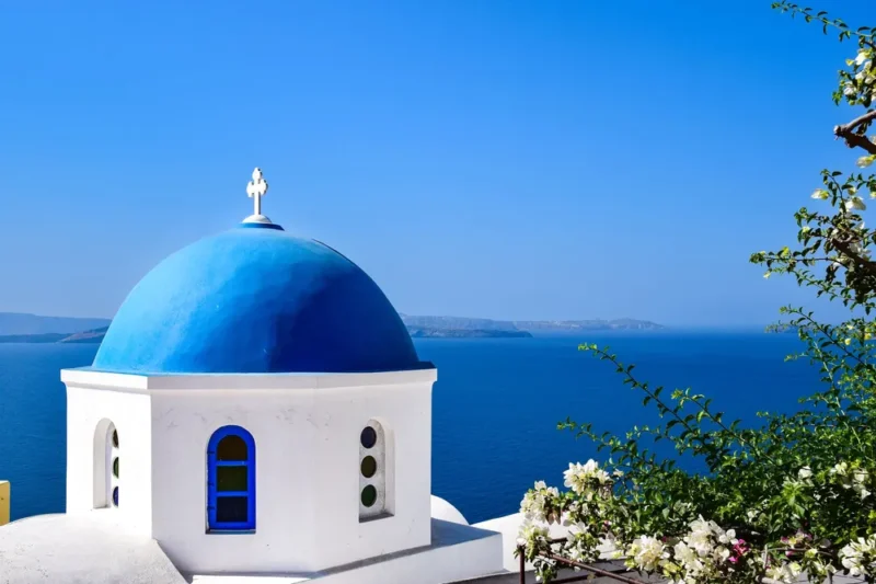 Witte kerk met blauwe koepel op Santorini
