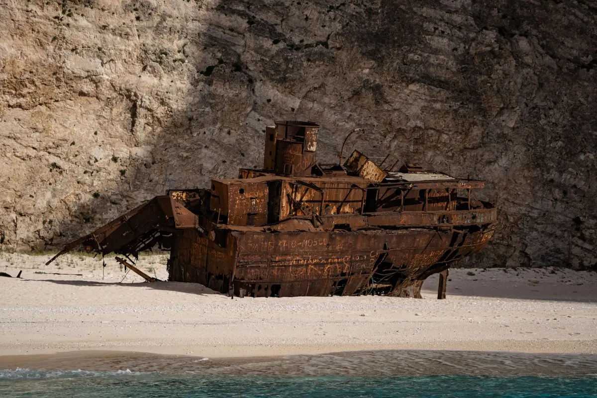 Het roestige scheepswrak Panagiotis op het witte strand van Navagio, Zakynthos