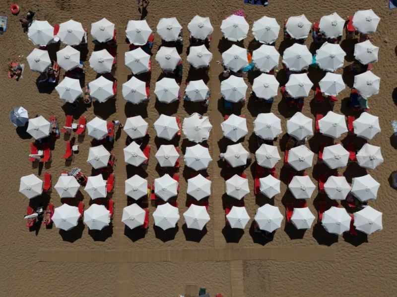 Parasols op een zandstrand op Corfu