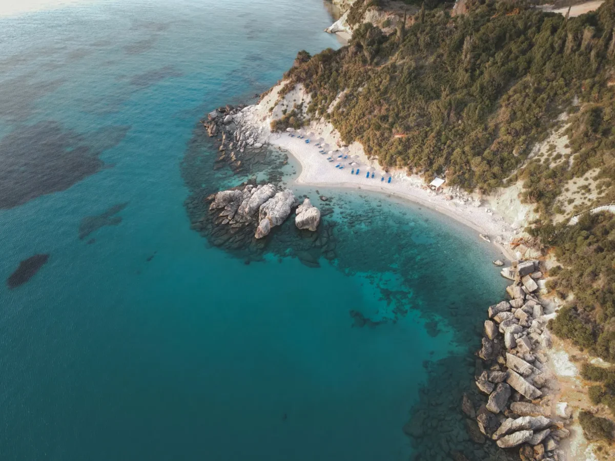 Luchtfoto van een rustige baai op Zakynthos met helder turquoise water en groene heuvels