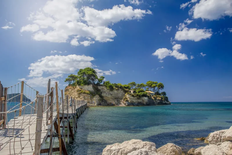 Houten brug naar het eilandje Cameo bij Agios Sostis op Zakynthos