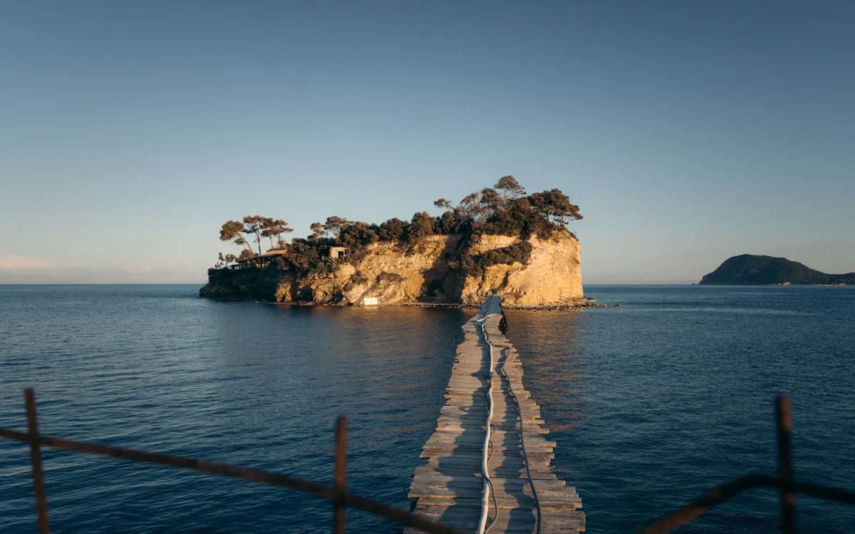 Voetbrug naar het eilandje Cameo bij Agios Sostis op Zakynthos in zacht avondlicht