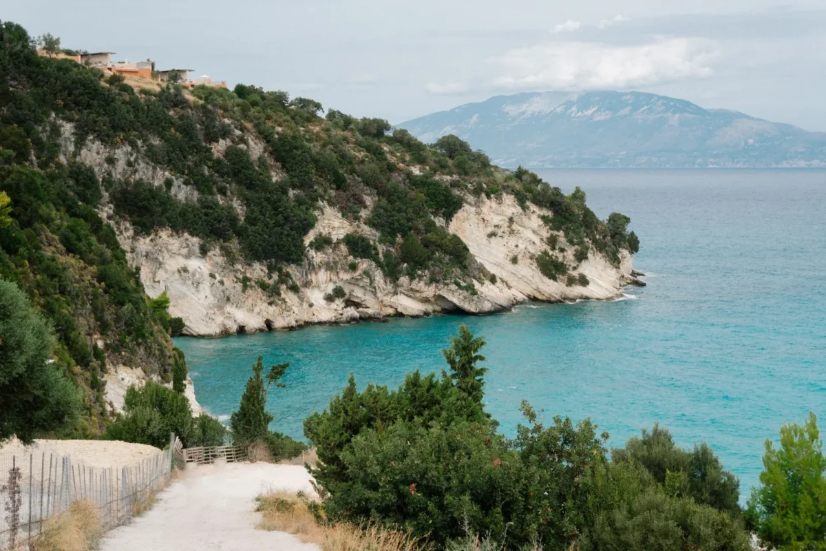 Groene heuvels en turquoise zee aan de kust van Zakynthos