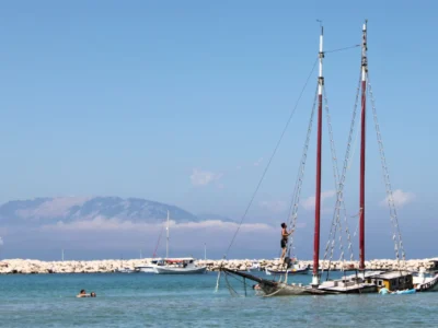 Zeilschip in een haven op Zakynthos op een zonnige dag met blauwe lucht