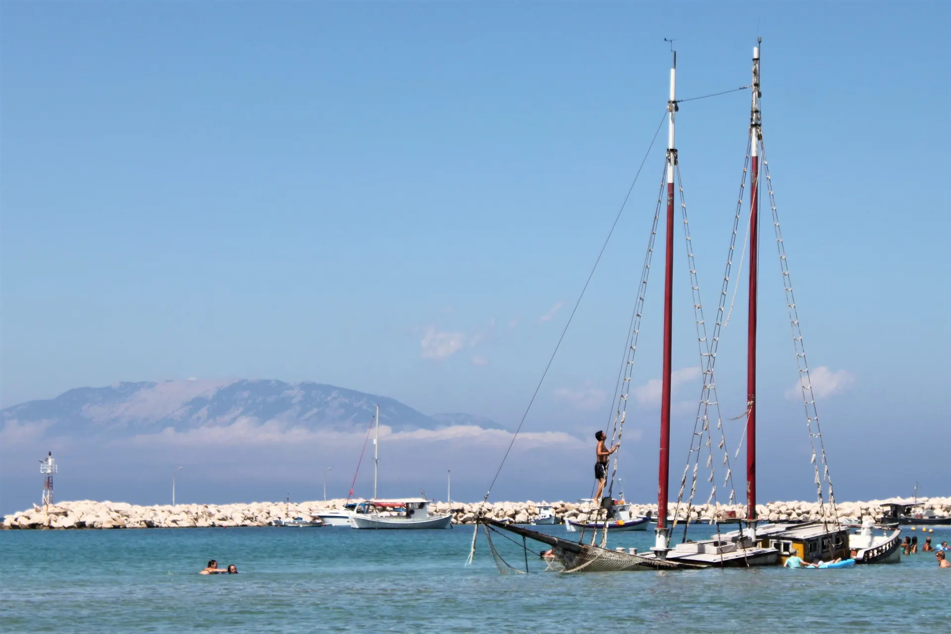 Zeilschip in een haven op Zakynthos op een zonnige dag met blauwe lucht