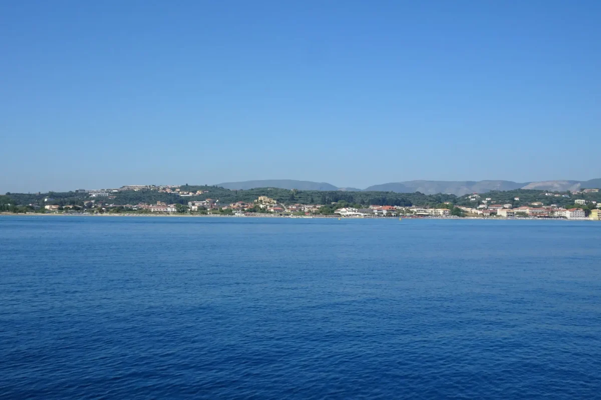 Kustlijn van Zakynthos gezien vanaf zee op een heldere dag