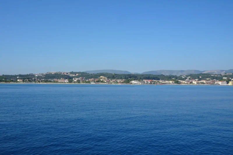 Kustlijn van Zakynthos gezien vanaf zee op een heldere dag