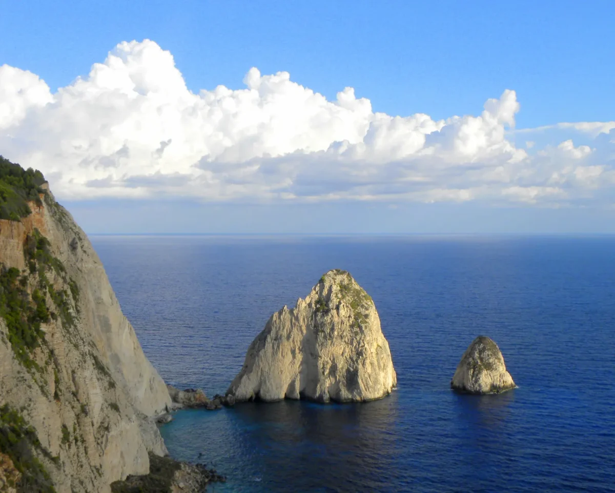 De witte rotspunten van Mizithres in zee bij Keri op Zakynthos