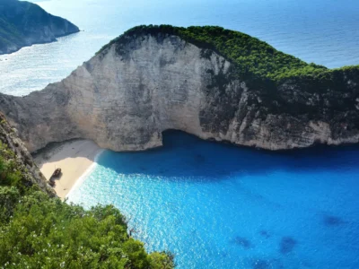 Navagio-baai op Zakynthos met turquoise water en witte kliffen, gezien vanaf het uitkijkpunt
