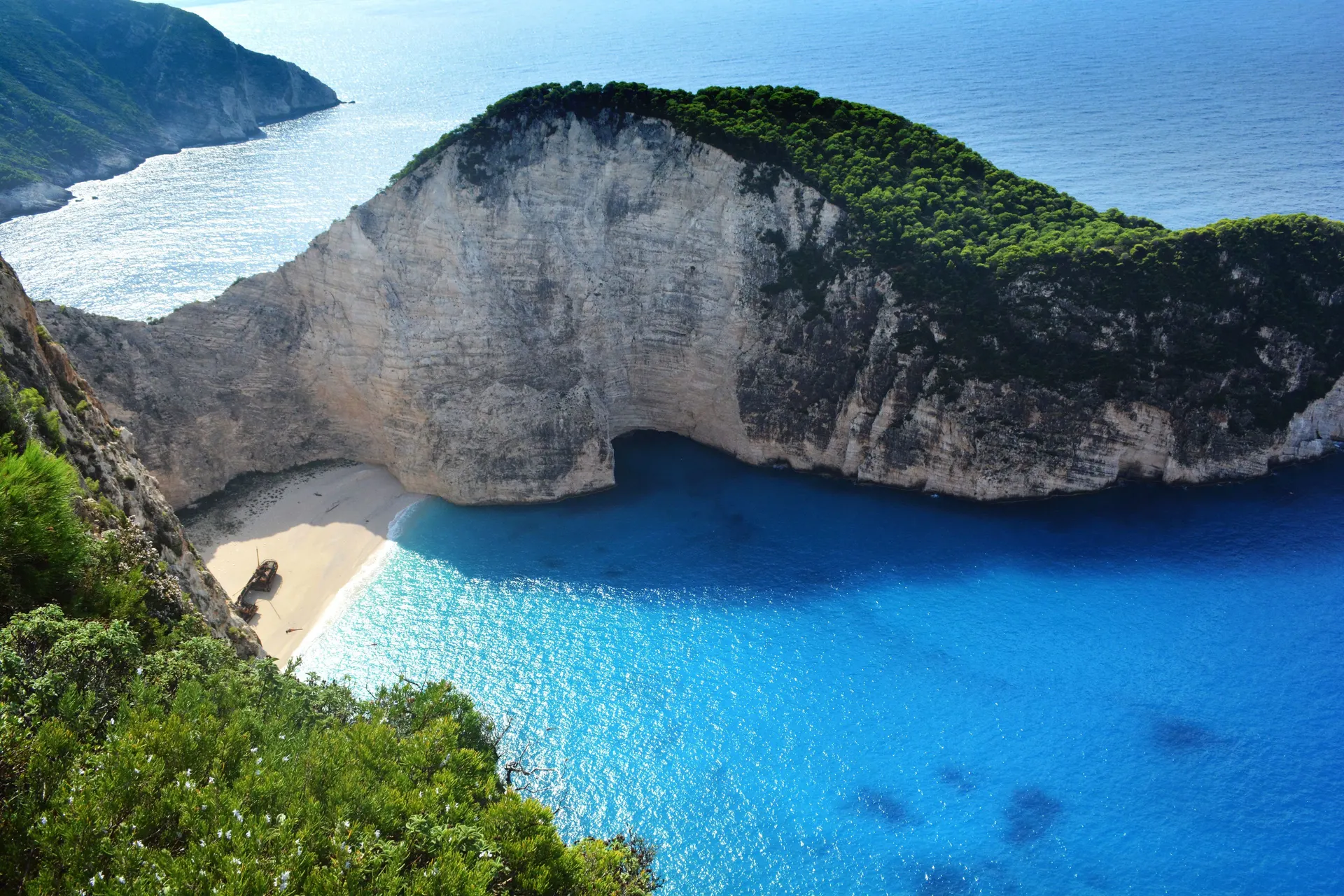 Navagio-baai op Zakynthos met turquoise water en witte kliffen, gezien vanaf het uitkijkpunt