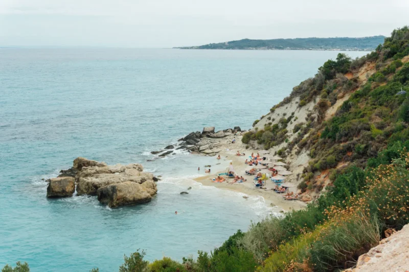 Baai met helder water en rotsen aan de kust van Zakynthos