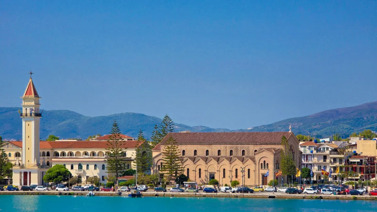 Klokkentoren van de kerk van Agios Dionysios aan de boulevard van Zakynthos-stad