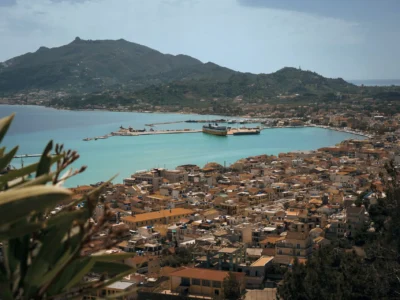 Uitzicht vanaf Bochali over Zakynthos-stad, de haven en de baai