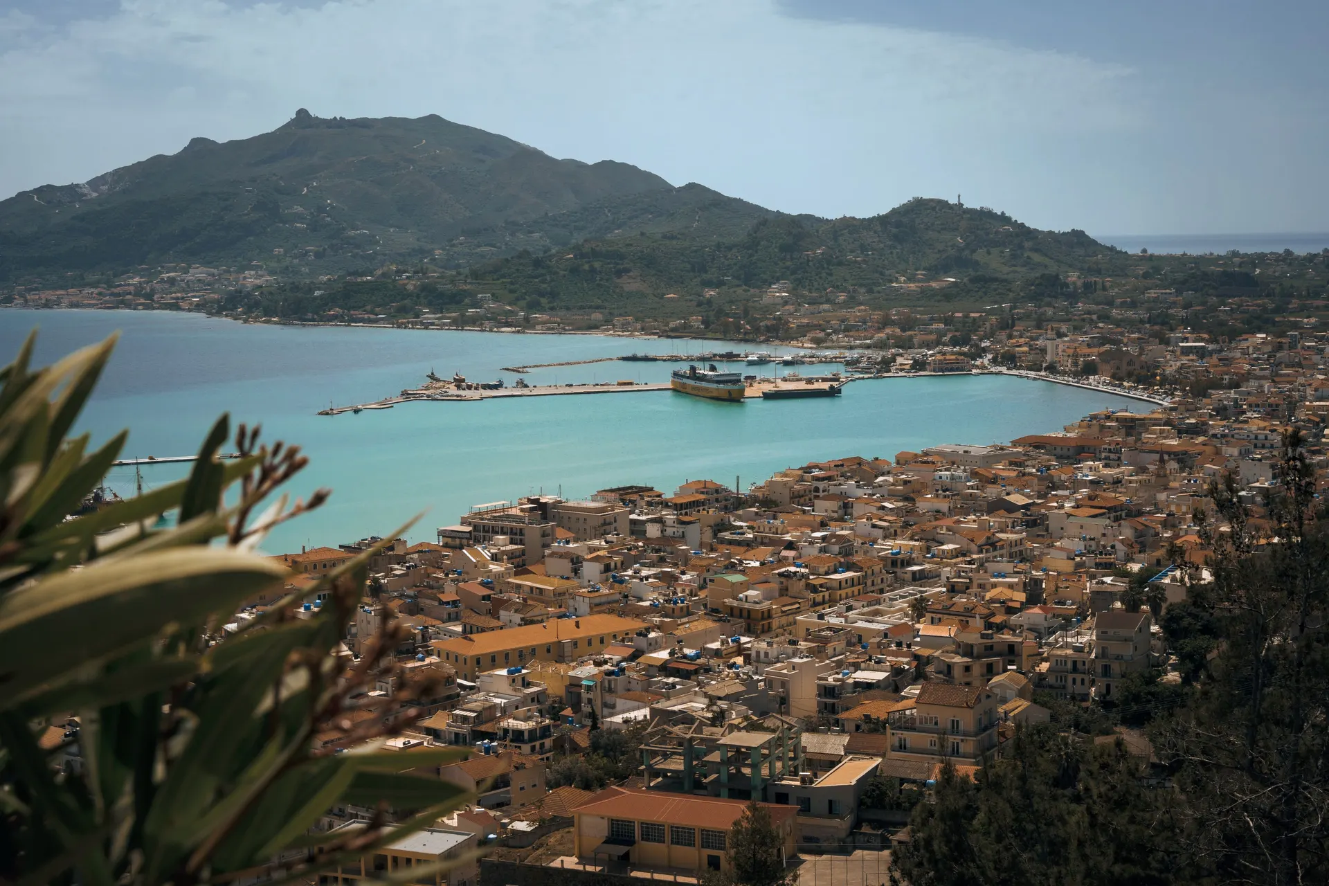 Uitzicht vanaf Bochali over Zakynthos-stad, de haven en de baai
